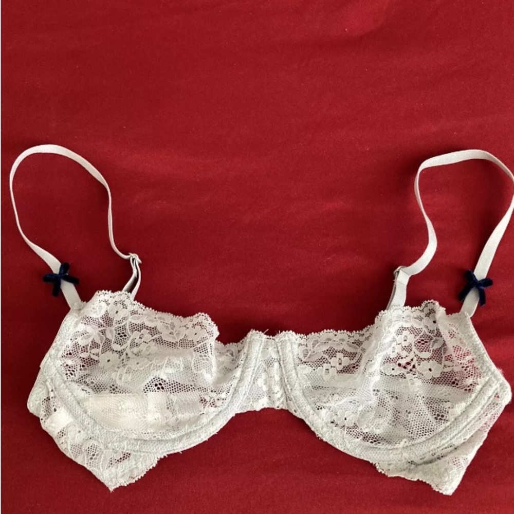 Gilly Hicks Light Gray Lace Balconet Push ‘Em Up Bra (32B).